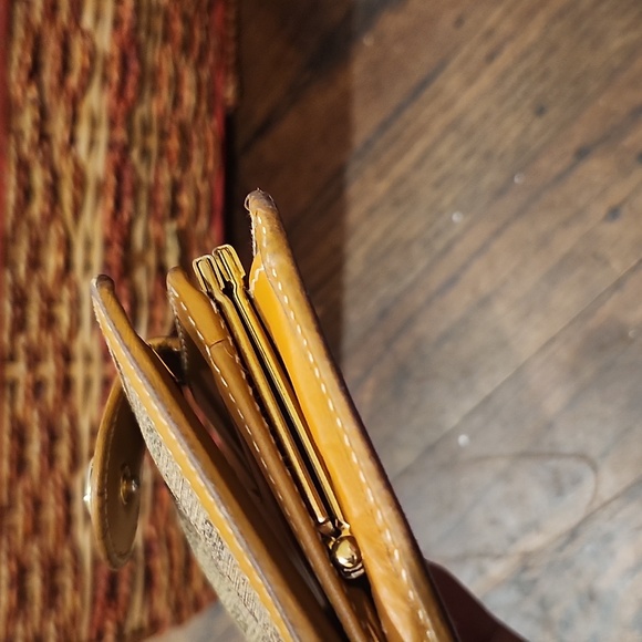 Gucci Micro GG Bi-Fold Wallet - Picture 12 of 14